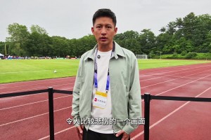 王楚现场直击法国队：全员列队为德尚母亲默哀，德尚已离开训练营