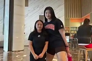 李梦有多魁梧？此前她和粉丝合影，身材几乎是对方两倍！