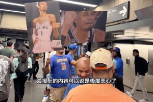 杀入又诛心！尼克斯球迷手举恶搞文班海报参加夺冠游行