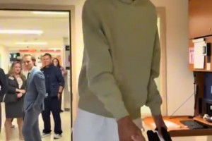 文班与尚帕尼来到了社区看望社区的孩子们！