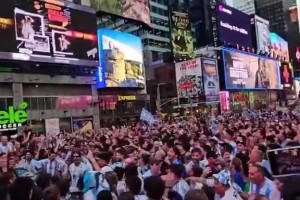 蓝白军团“攻陷”纽约！阿根廷球迷时代广场狂欢，这氛围感绝了！