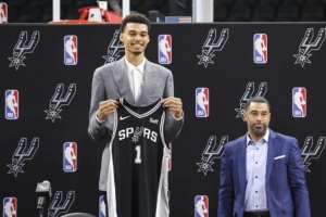 杨毅:马刺五冠时期所推动的NBA市场不及尼克斯、湖人、绿军和勇士