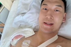 杜润旺术后晒照：这只胳膊终于进厂大修啦，祝早日康复！