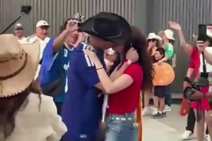 玩得真花！日本球迷在墨西哥和当地妹子又亲又抱，又扭又跳