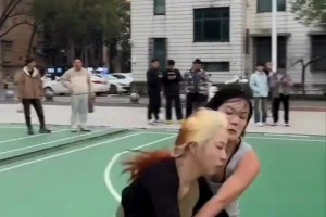 你为什么打篮球？当然是为了开心！女生打篮球也可以很厉害！