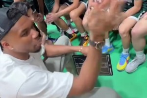都说了些啥？字母哥来到中国香港，给小球员们进行教学