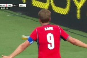 英格兰1-0取得领先！凯恩回头望月头球破门，斯彭斯传中送助攻！