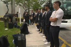 乌拉圭队抵达美国参加世界杯时，遭到警犬搜查和全面的安全检查