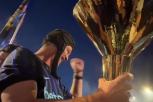 梦回当年❤！国米主帅齐沃在夺冠巡游庆典上重新戴上经典坦克帽