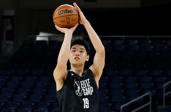 今天尼克斯VS马刺首发名单