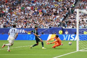 沙特1-0领先乌拉圭！穆斯莱拉扑球失误，阿姆里补射得分！