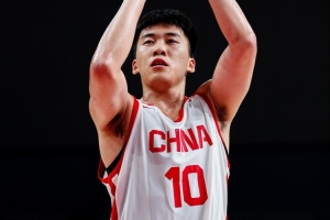 苏群赞叹：王俊杰归队后，中国男篮立刻焕然一新