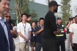 杰伦·布朗探班小鹏汇天，感叹中国低空科技，直言也想买两台！