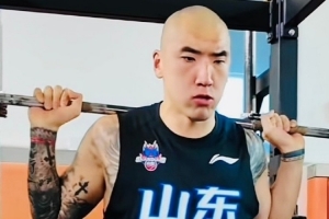 山东男篮集结备战夏季训练 陶汉林剃光头亮相