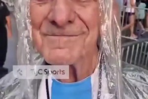意义不同！90岁阿根廷球迷冒雨赶到现场，只为和梅西合影！