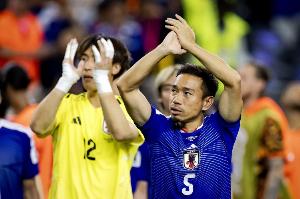 信心十足！长友佑都在社交媒体上表示：日本队齐心协力，下一场战胜巴西队吧！