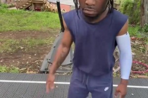 球场上的布伦森：我盯着你呢！！！