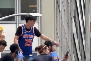 尼克斯夺冠庆典离谱一幕！美女救醒一球迷 却遭对方强行索吻