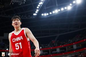 杨瀚森预计将于今年夏季联赛亮相，世预赛后将与开拓者汇合