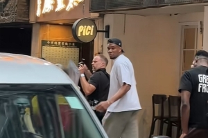 字母哥香港行街头偶遇粉丝拍摄