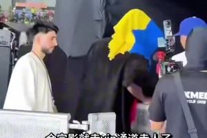 巴特勒这造型可以啊带了个头巾来看演唱会