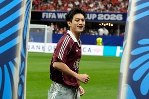 原来竟是摆球!中国演员李现亮相世界杯,担任西班牙对阵沙特“开球”仪式
