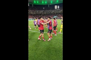 金玟哉在韩国队赛后庆祝时为孙兴慜佩戴队长袖标