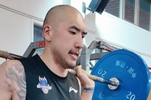 陶汉林光头抢眼！山东男篮发布训练片段：汗水淋漓，对抗无忧