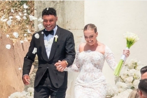 张伯伦与女友佩里于葡萄牙举行婚礼，恋情维持10年