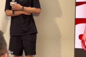 笑死！翻译一年前送杨瀚森一本英语单词书，现在封面仍然崭新！