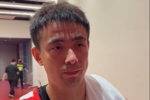 赵继伟：脚踝扭伤，复出后仍感不适，问题似乎不严重