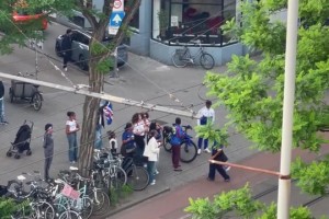 佛得角球迷在国内街头庆祝战平西班牙，鸣笛欢呼响彻街道！