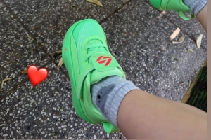 又是育儿日常!东契奇分享照片,女儿穿自己的童款签名鞋