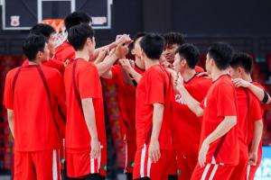 直播吧：21日男篮热身赛对阵澳大利亚，队伍以年轻球员为主，多位新星入选