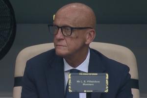 鹰眼！FIFA裁判委员会领导，退役著名裁判科里纳观摩沙特与乌拉圭之战