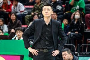 媒体人士指出：目前尚无迹象显示杨鸣将执掌北京教鞭，另一北方俱乐部对他表示出兴趣