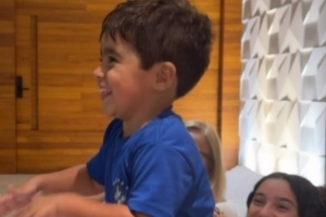 拉斐尔之子模仿库尼亚冲浪庆祝姿势引关注